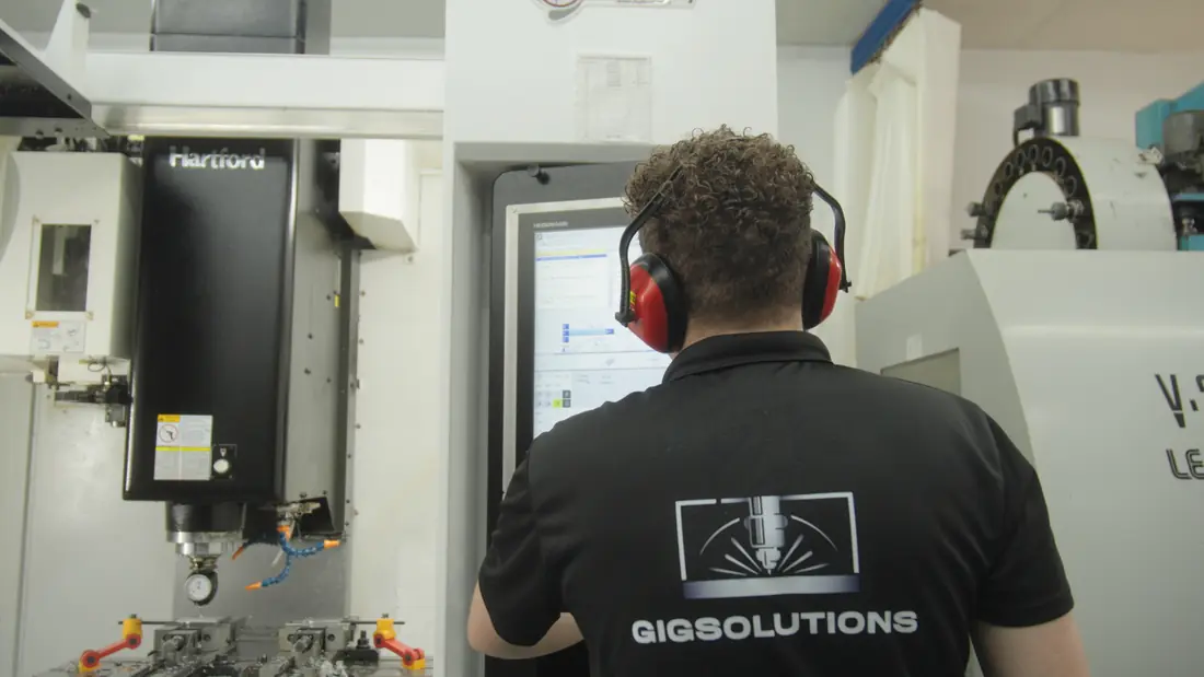 Operador da GIG Solutions junto a um centro de maquinação CNC